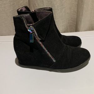 Reaction Kenneth Cole black booties